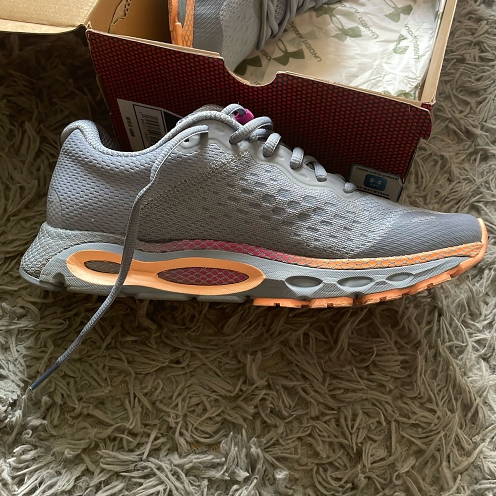 Under Armour HOVR INFINITE 3 size 8.5